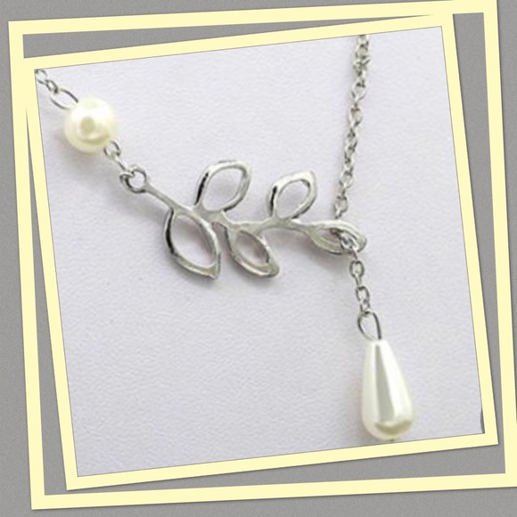 NWOT Silver Leaf Fashion Necklace w/ 2 Faux Pearls - Picture 3 of 5